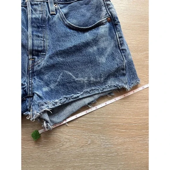 Levi's Premium 501 Cut Off Denim Shorts Womens 26 Blue Frayed Hem Acid Wash - Picture 4 of 8